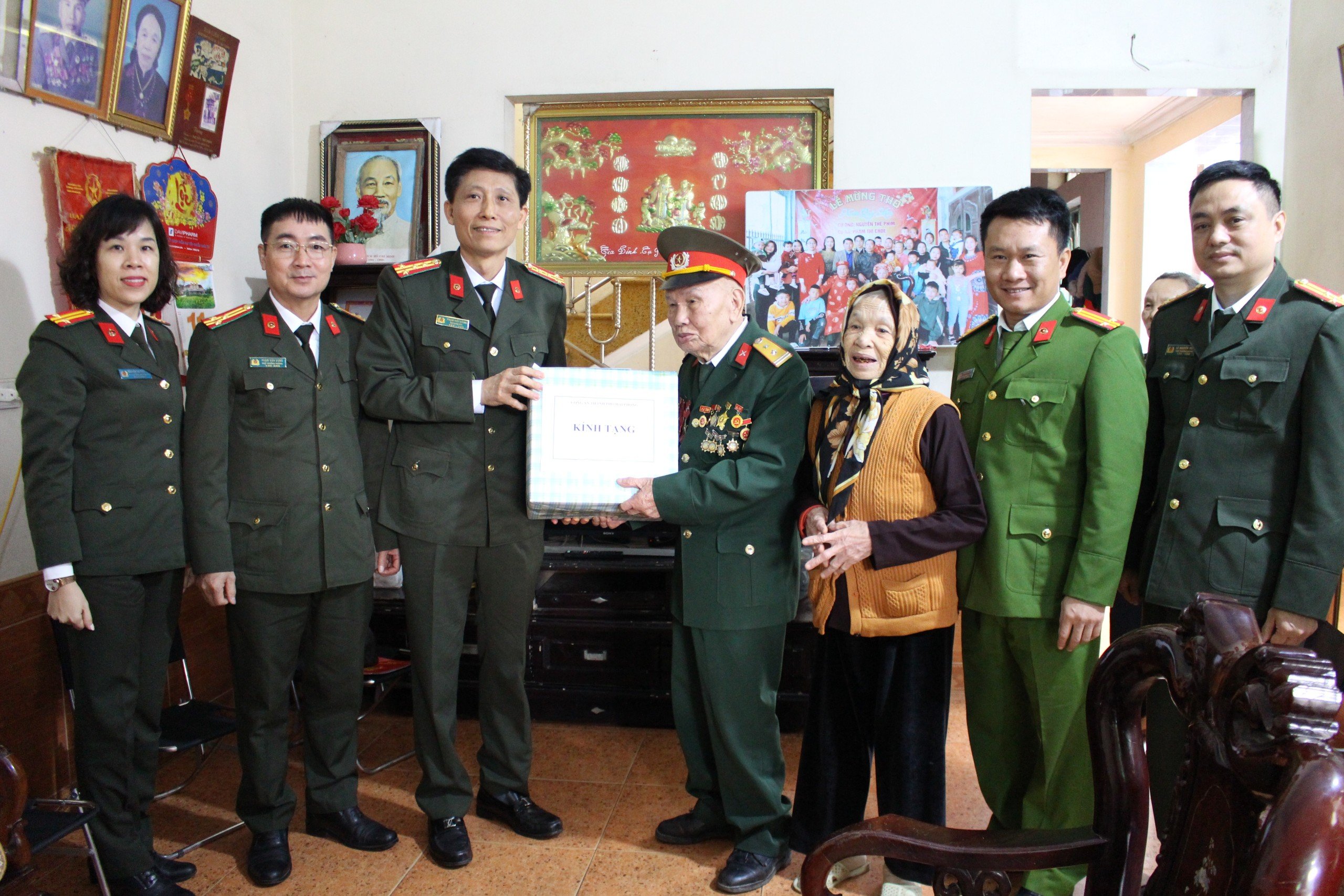 Lãnh đạo Công an thành phố thăm, tặng quà tri ân Dũng sĩ Cát Bi